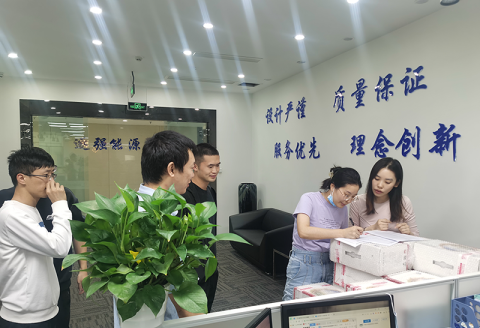 心系员工 情暖双节